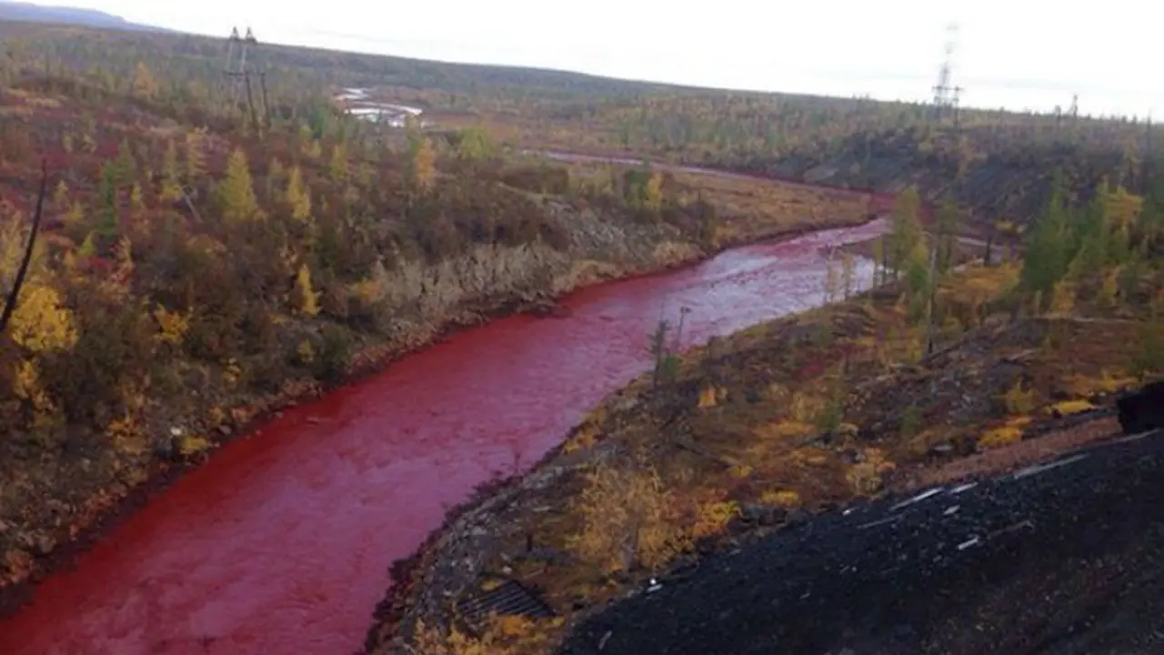 Sungai Daldykan di Norilsk berubah warna menjadi merah 