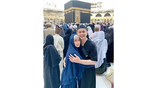 Keduanya berpelukan di depan Ka'bah, Ussy ungkap rasa syukurnya kepada Tuhan.