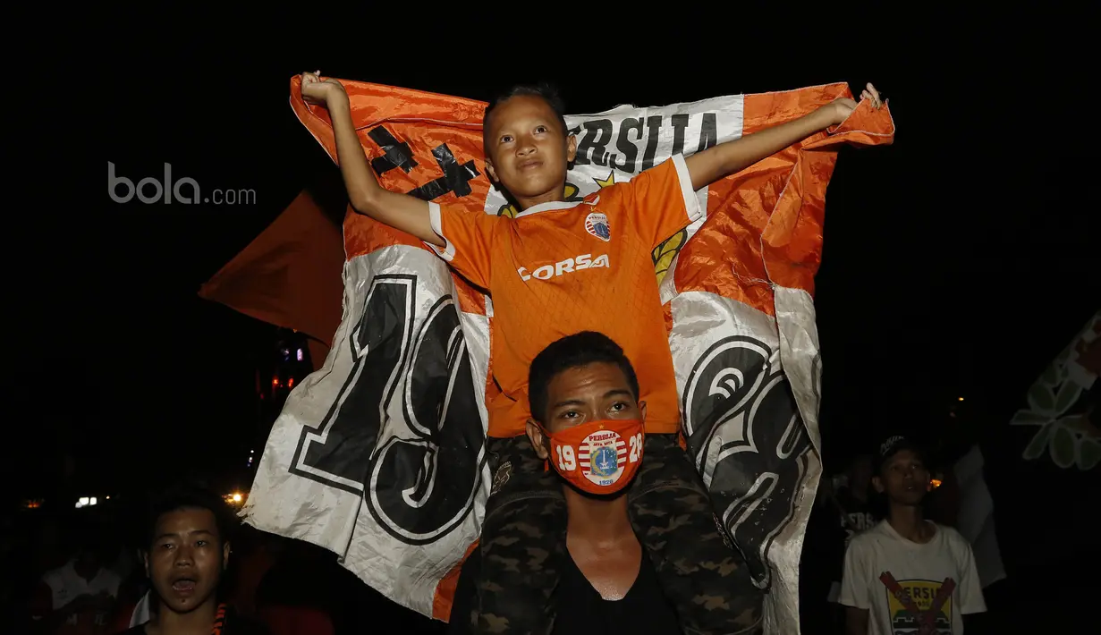 Para Jakmania saat nonton bareng laga Persib kontra Persija di Kalideres, Jakarta, Sabtu (22/7/2017). Dilarang datang ke GBLA membuat Jakmania menggelar nobar di beberapa titik ibu kota. (Bola.com/M Iqbal Ichsan)