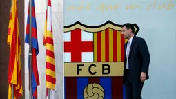 Usai memberikan pernyataan resmi tentang meninggalnya Tito Vilanova, Presiden Barcelona, Josep Maria Bartomeu terlihat tertunduk saat meninggalkan stadion Camp Nou, Barcelona (25/4/2014). (REUTERS/Albert Gea)