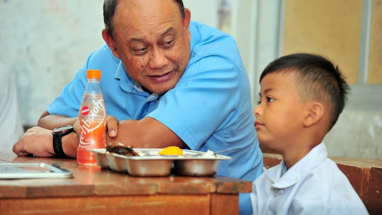 Kepala Badan Gizi Nasional Dadan Hindayana saat meninjau program Makan Bergizi Gratis