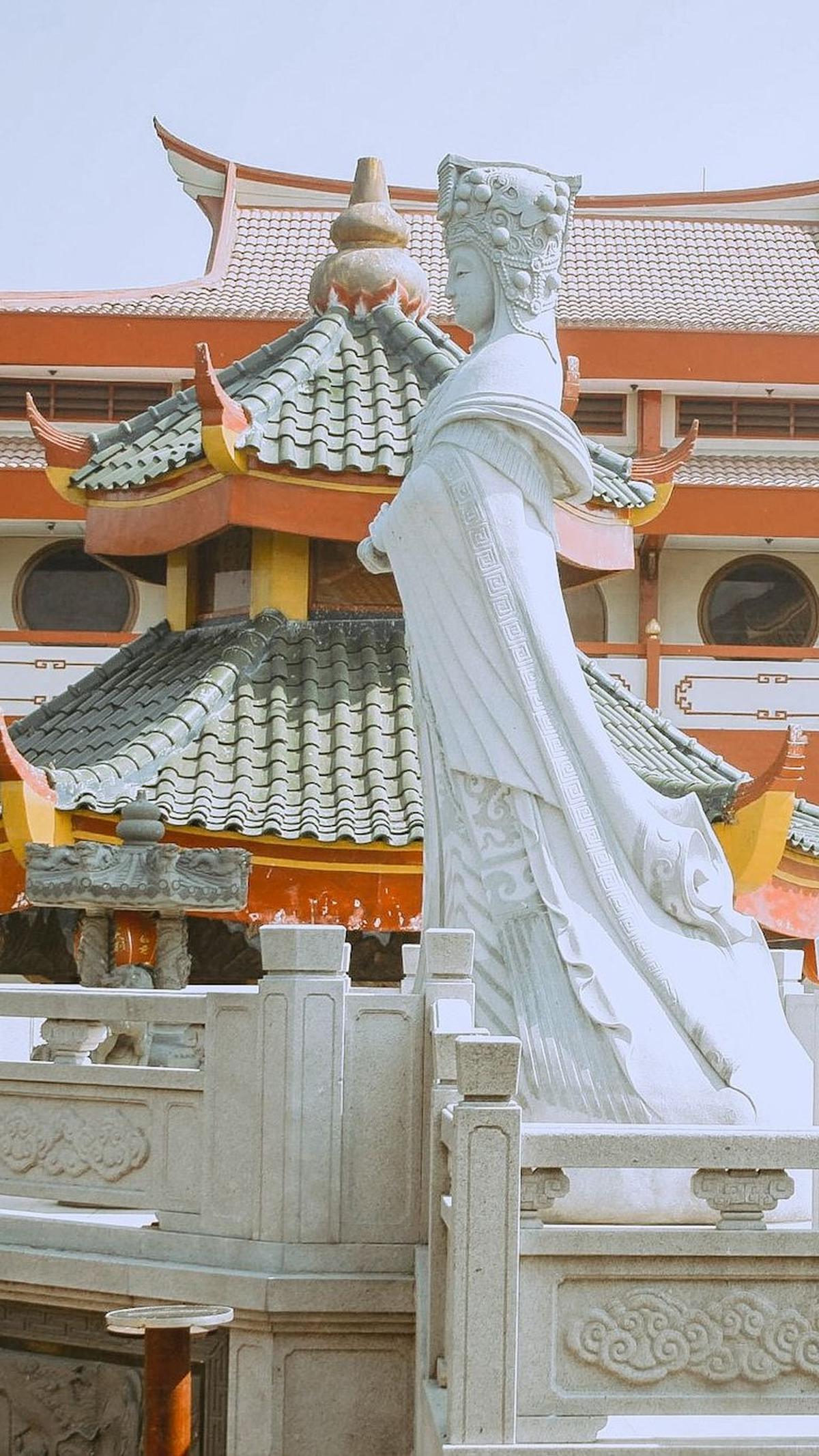 <b>5. Klenteng Tjoe Hwie Kiong</b>