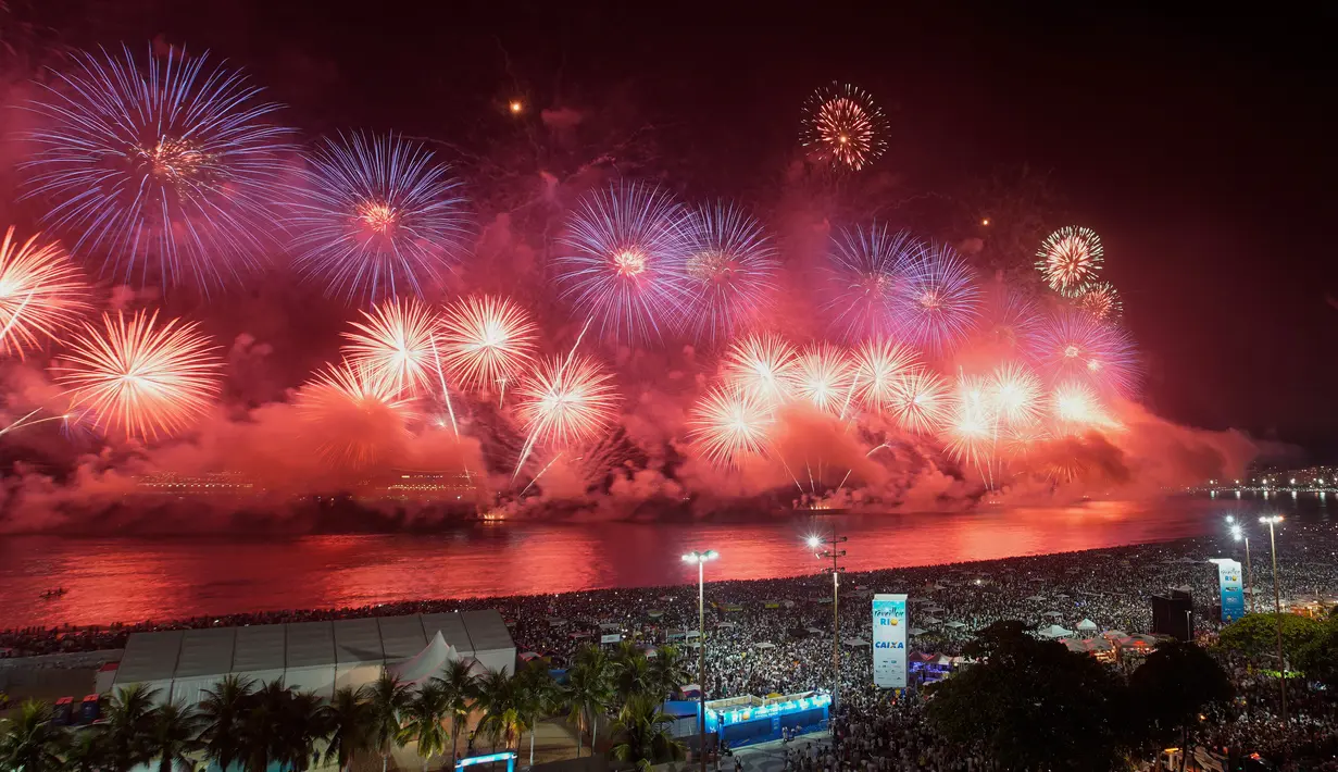 Kemeriahan pesta kembang api menyambut Tahun Baru 2019 di Pantai Copacabana, Rio de Janeiro, Brasil, Selasa (1/1). (AP Photo/Leo Correa)
