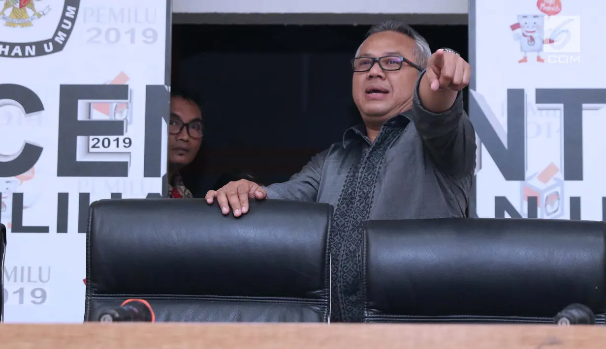 Ketua KPU RI, Arief Budiman bersiap menyampaikan hasil LPSDK Partai Politik peserta Pemilu 2019 di Jakarta, Rabu (2/1). 16 partai politik serta tim kampanye pasangan Capres/Cawapres telah menyerahkan LPSDK masing-masing. (Liputan6.com/Helmi Fithriansyah)