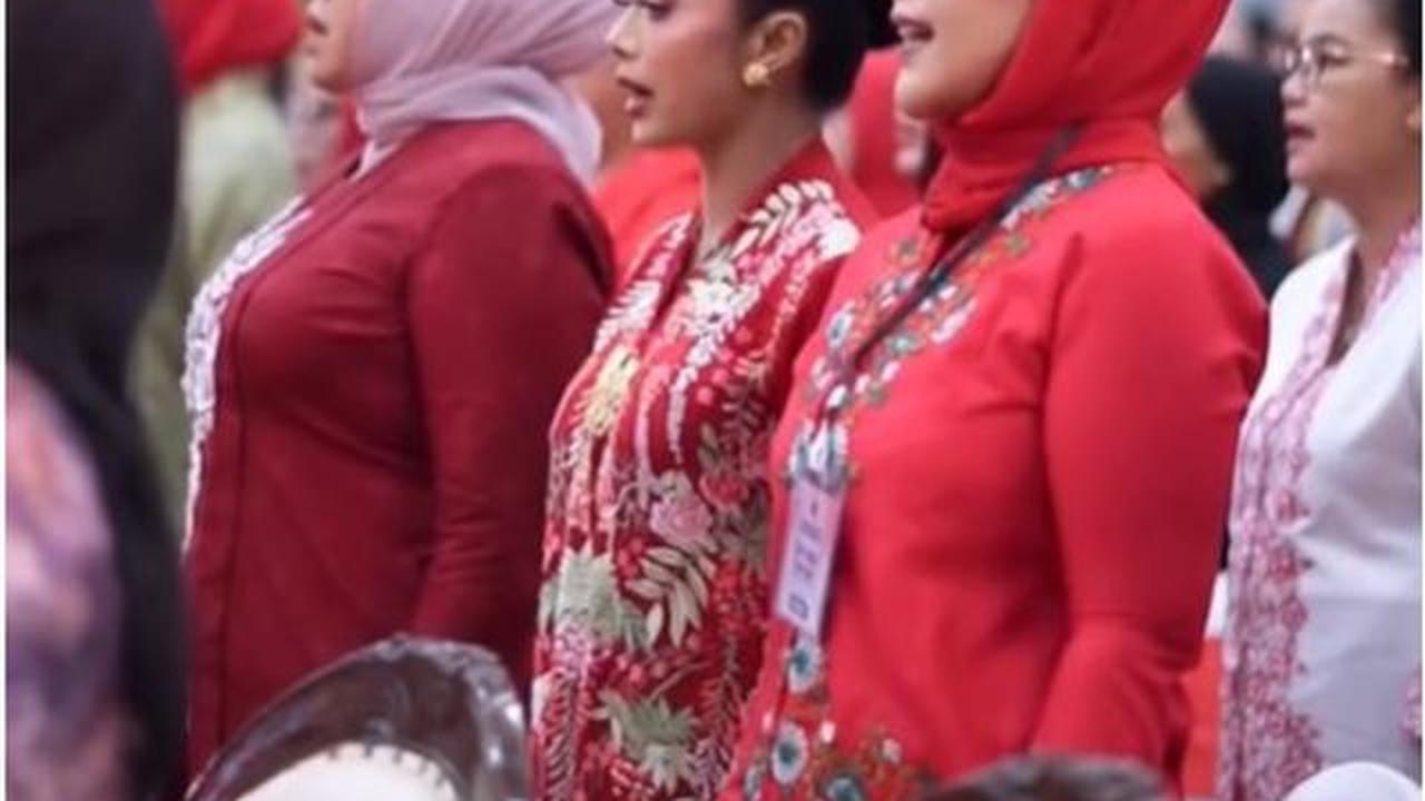 6 Potret Krisdayanti di Acara Hari Ibu Bersama Megawati, Anggun Berkebaya Panjang