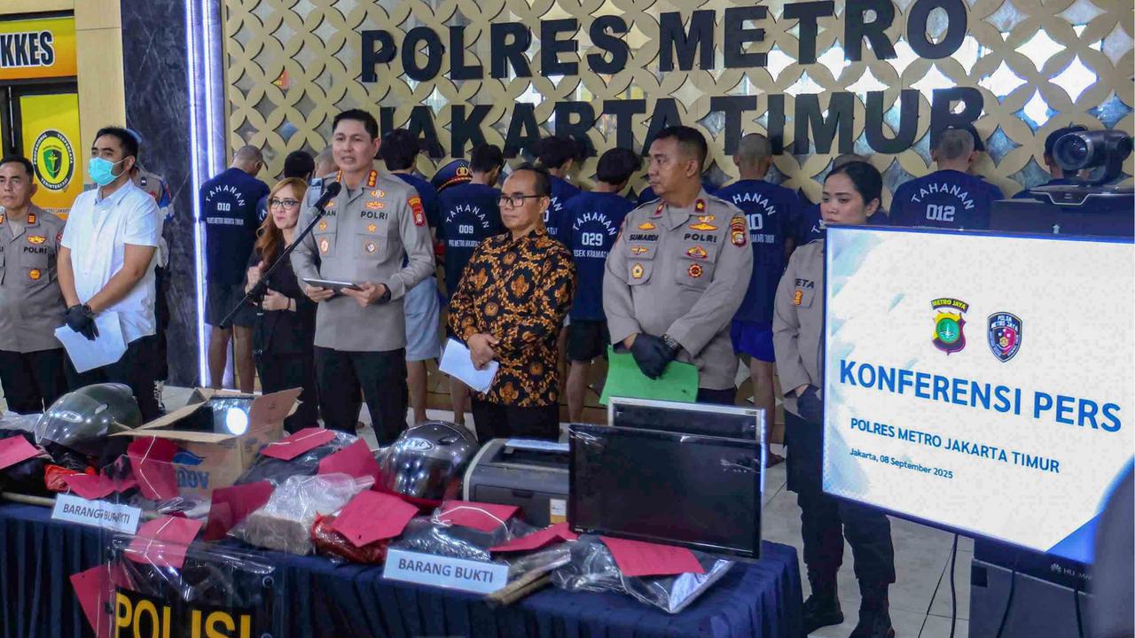 FOTO: Polisi Tetapkan 14 Tersangka Penyerangan Polres dan Polsek di Jakarta Timur