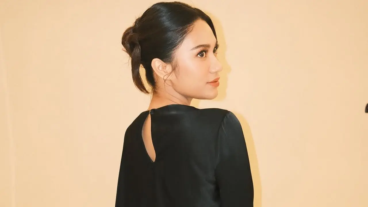 Azizah Salsha dalam Balutan Dress Hitam