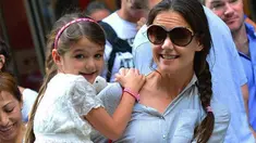 Putri cantik dari pasangan Katie Holmes dan Tm Cruise ini memang selalu mencuri perhatian.Yang paling menarik adalah gayanya yang super stylish.Baru baru ini sang ibu Katie Holmes menunjukkan pada dunia perihal kesibukan suri ketika berada di depan c...