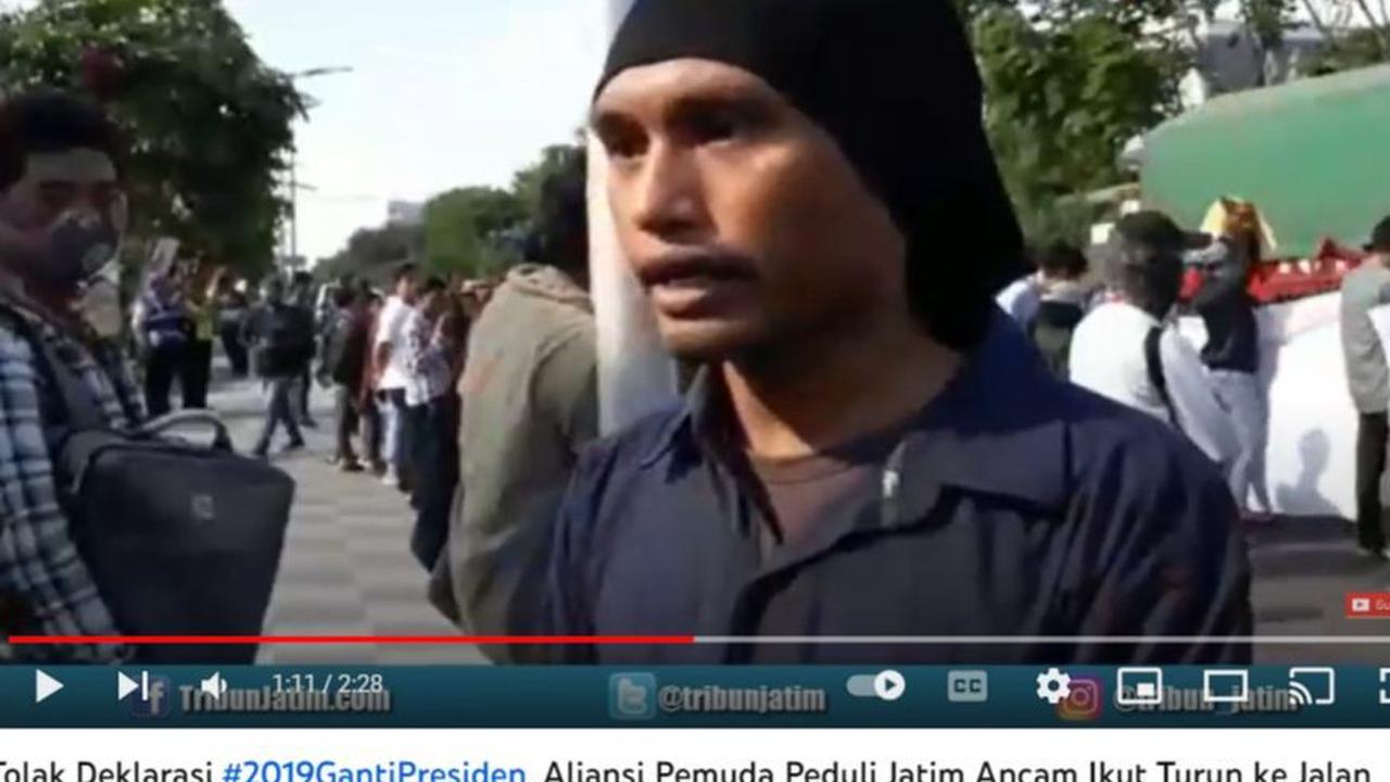Aliansi Pemuda Peduli Jatim, yang didominasi mahasiswa, berdemo di Surabaya mendesak agar polisi tidak memberi izin untuk acara deklarasi #2019GantiPresiden yang akan dilakukan di Tugu Pahlawan.