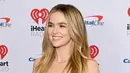 Zoey Deutch berpose sambil tersenyum saat menghadiri iHeartRadio Jingle Ball 2022 Z100 di Madison Square Garden di New York City pada 9 Desember 2022. Pakaian berkaki panjang dari pemeran utama Buffaloed ini menampilkan pinggiran metalik berkilauan di atas belahan paha berpotongan tinggi yang berani. (Dave Kotinsky/Getty Images for iHeartRadio/AFP)