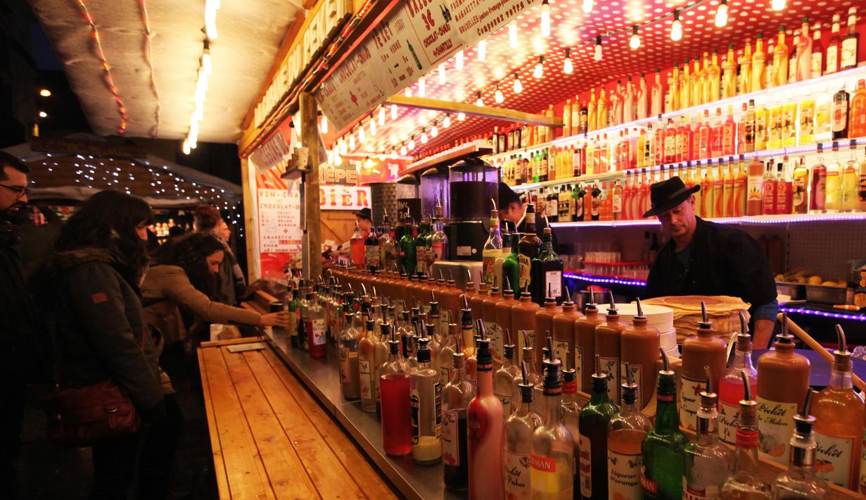 Wisatawan mengunjungi kios minuman di pasar malam Natal khas Eropa atau Christmas Market di pusat kota Brussels, Belgia, Senin (14/12/2015). Acara bertema "Keajaiban Musim Dingin" ini berlangsung dari 27 November 2015 - 3 Januari 2016. (Arie Asona)