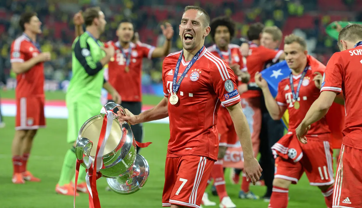 Franck Ribery. Pemain sayap Prancis ini meraih trofi pemain terbaik Eropa pada musim 2012/2013 usai membawa Bayern Munchen merebut treble winners. Trofi Ballon d'Or 2013 justru diraih Cristiano Ronaldo yang nir-gelar usai mengungguli Lionel Messi dan dirinya. (AFP/Patrik Stollarz)