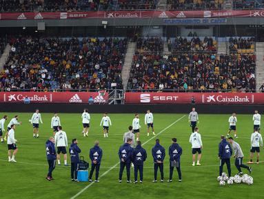 Para pemain Spanyol menghadiri sesi latihan di stadion Ramon de Carranza di Cadiz (14/11/2019). Spanyol akan bertanding melawan Malta pada Grup F Kualifikasi Piala Eropa 2020. (AFP Photo/Cristina Quicler)
