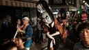 Peserta mengenakan kostum hantu saat festival Awa Odori di Kota Miyoshi, Jepang (16/8). Awa Odori yang memiliki sejarah 400 tahun ini selalu menarik ribuan pengunjung dan penari ke Tokushima pada pertengahan Agustus. (AFP Photo/Yasuyoshi Chiba)