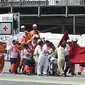 Luis Salom dilarikan ke RS usai mengalami kecelakaan hebat di Sirkuit Catalunya, Jumat (3/6/2016). (JOSEP LAGO / AFP)