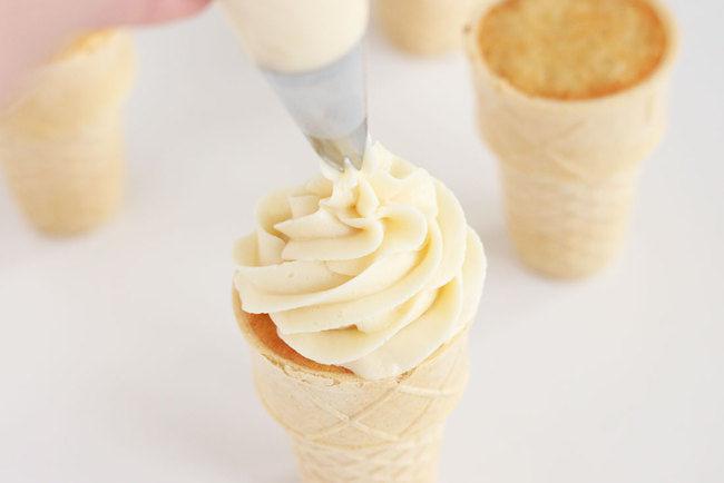 Hias dengan frosting vanila | Foto: copyright brit.co