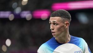 Pemain Inggris, Phil Foden saat matchday ketiga Grup B Piala Dunia 2022 melawan Wales di Ahmad Bin Ali Stadium, Rabu (30/11/2022). (AP/Abbie Parr)