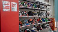 Ragam helm yang tersedia di RCX Motogarage Surabaya.