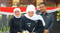 Khofifah meneken Raperda RTRW 2023-2043 Jatim di  Kantor DPRD. (Istimewa)