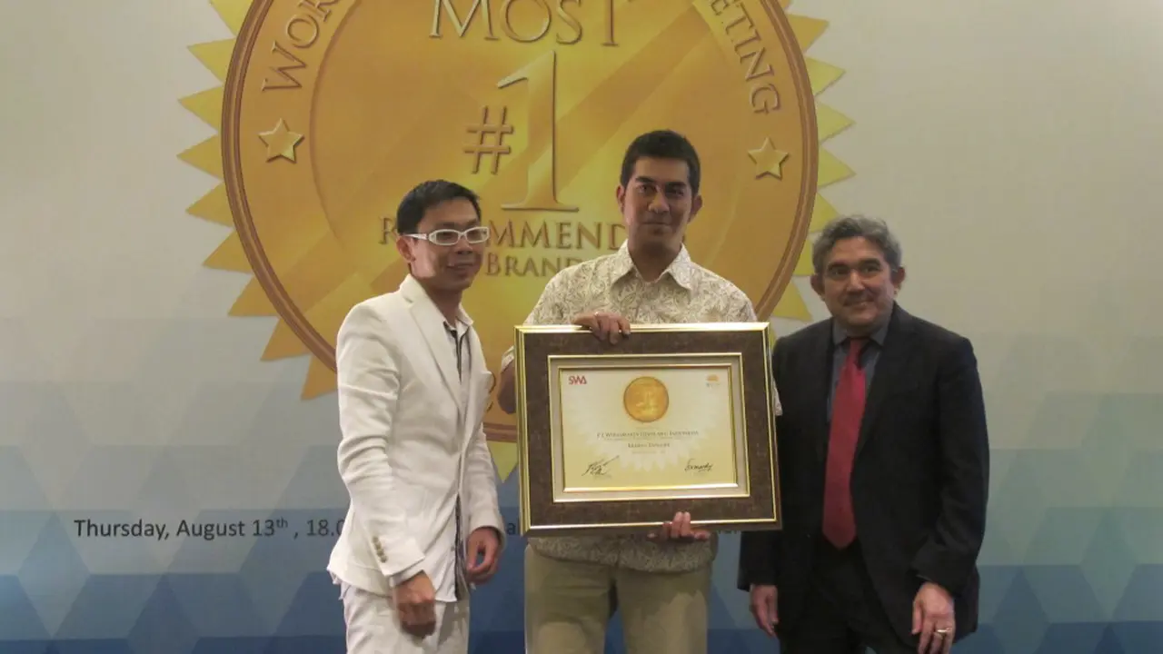 Ivan Rastianto, Marketing Manager Evalube (Tengah).