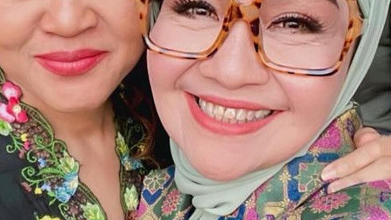 Kacamata motif leopard juga jadi aksesoris menarik untuk digabungkan dengan busana sosialita berwarna pop. Lulu menyeimbangkan gayanya dengan mengenakan jilbab polos berwarna hijau sage.