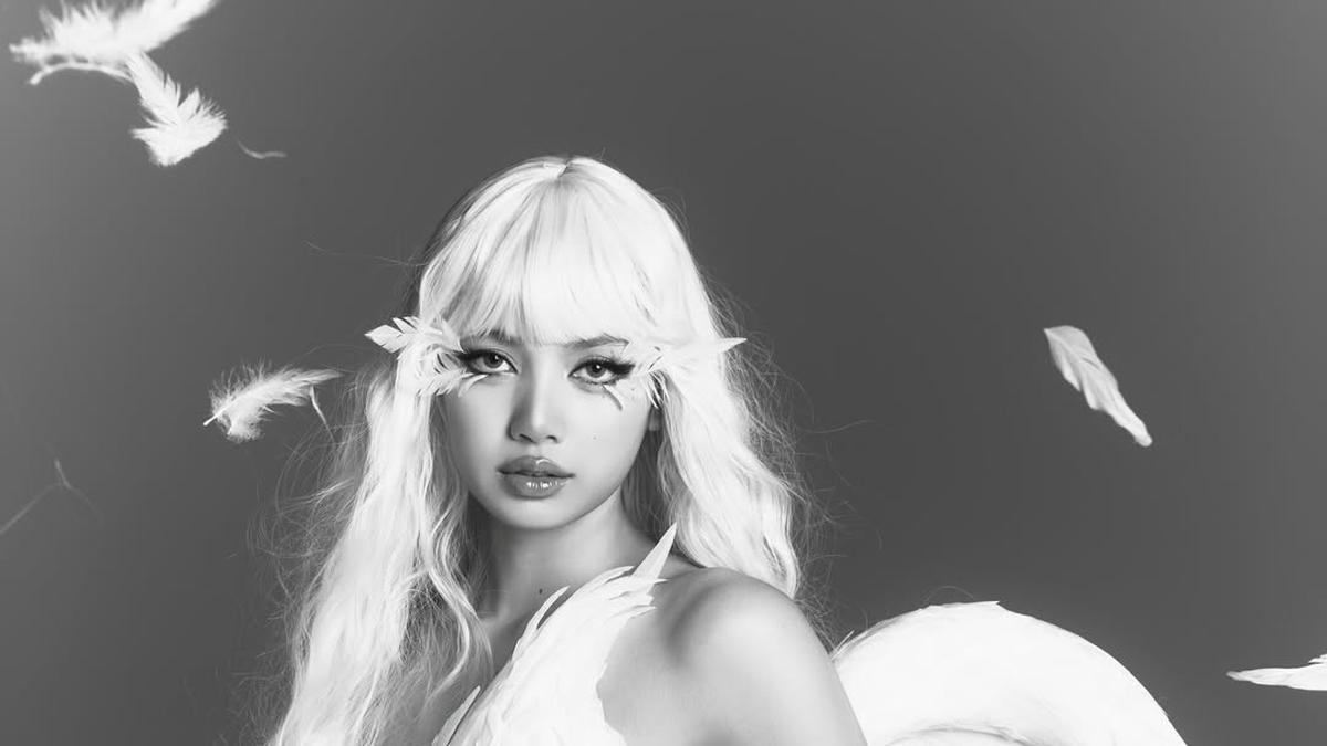 Pesona Lisa BLACKPINK Jadi Cupid di Hari Valentine, Tampil Totalitas dengan Rambut Platinum