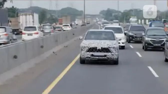 <p>Mitsubishi XFC Concept versi produksi tertangkap kamera sedang uji jalan di Tol Trans Jawa. (Ist)</p>