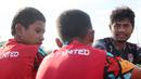 “Kalau kamu bermimpi dan kamu kejar mimpi itu, pasti insyallah ada jalan ke depan untuk sukses. Jangan malas-malas latihan,” salah satu kalimat yang diucapkan Ilham kepada anak-anak. (Bola.com/Okie Prabhowo)