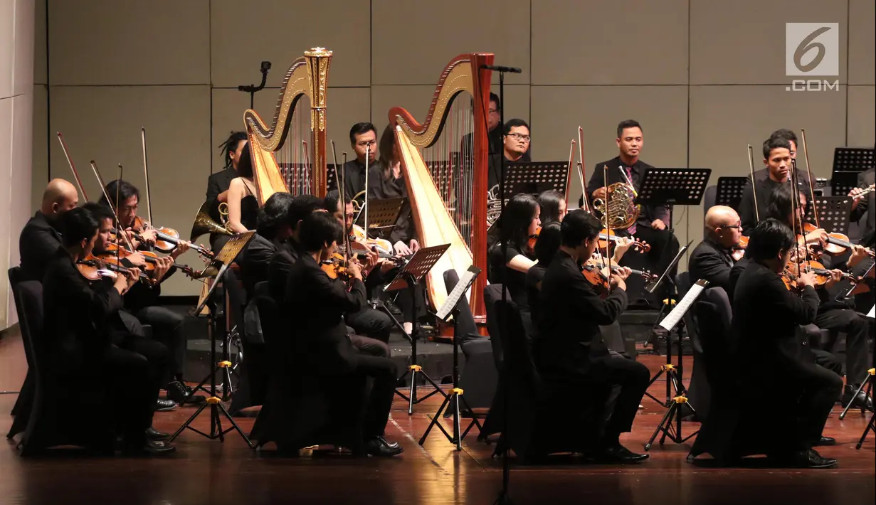 Pemain orkestra saat tampil dalam konser Jakarta City Philharmonic di Taman Ismail Marzuki, Jakarta, Rabu (16/5). Konser berusaha mengartikan air sebagai kehidupan dalam keberlanjutan ekosistem makhluk hidup di lingkungannya. (Liputan6.com/Arya Manggala)