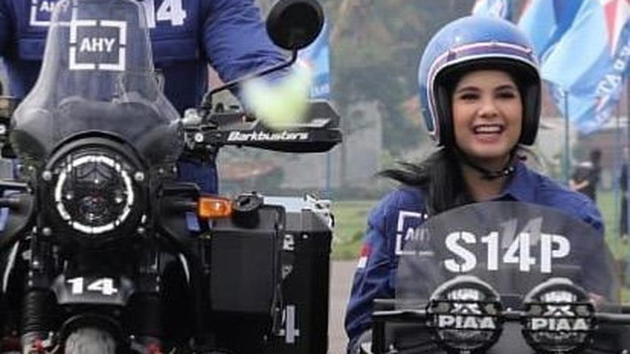 Ibu satu anak ini, siap sedia mengikuti sang suami saat kampanye. Ini potret Annisa saat naik motor bareng AHY. Keduanya mengenakan atribut partai.