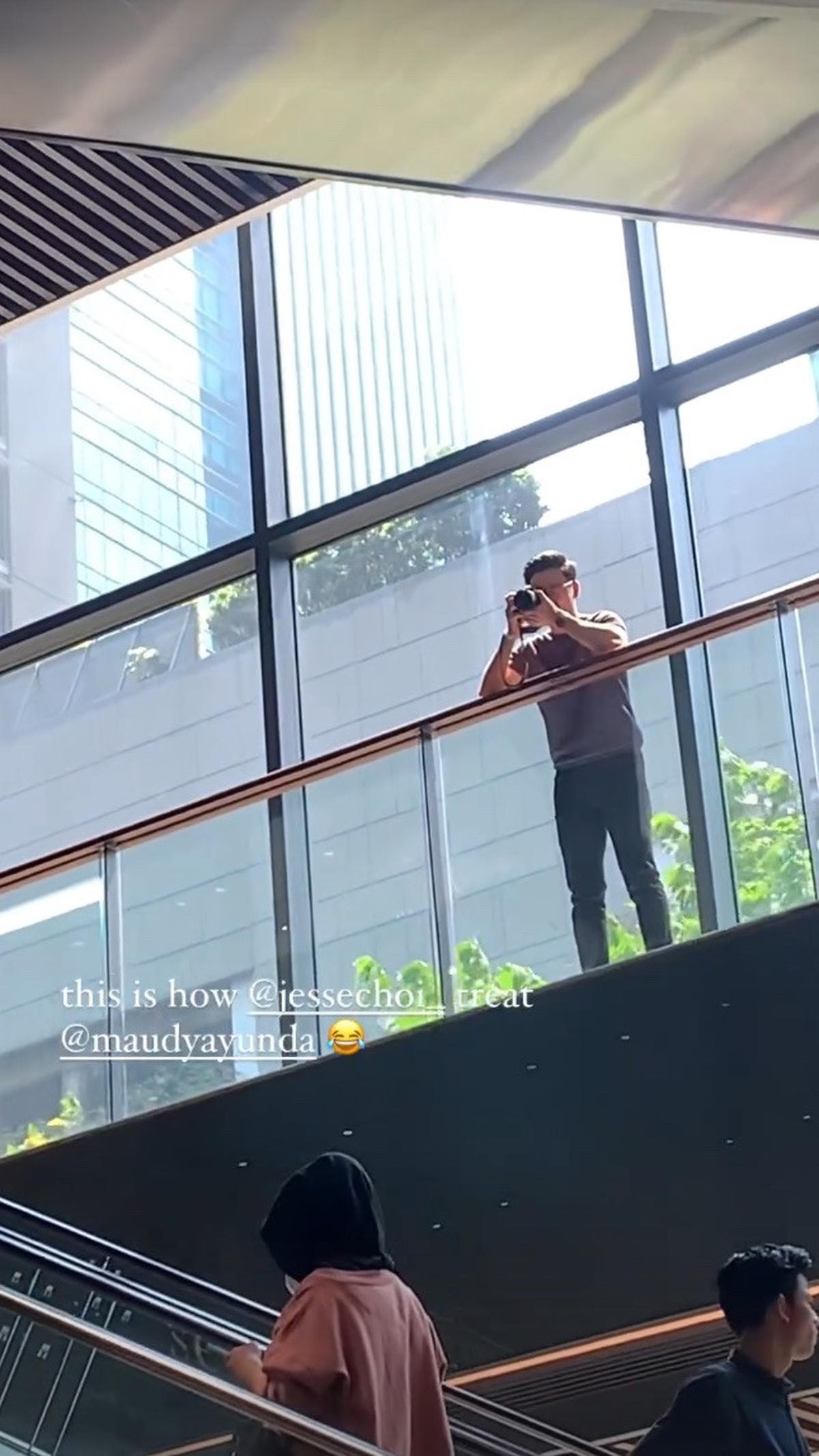 Jesse terlihat naik satu lantai lebih tinggi dari panggung Maudy agar tampilan seluruh panggung dapat diambil. Momen ini sempat diabadikan oleh salah satu netizen yang berada di lokasi yang sama.