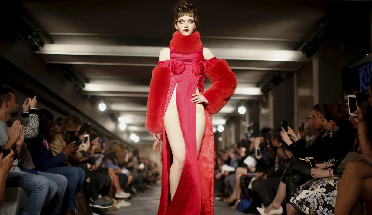 Model mengenakan busana desainer David Ferreira untuk busana koleksi musim panas/dingin selama Lisbon Fashion Week , Portugal , 11 Maret 2016. (REUTERS / Rafael Marchante)