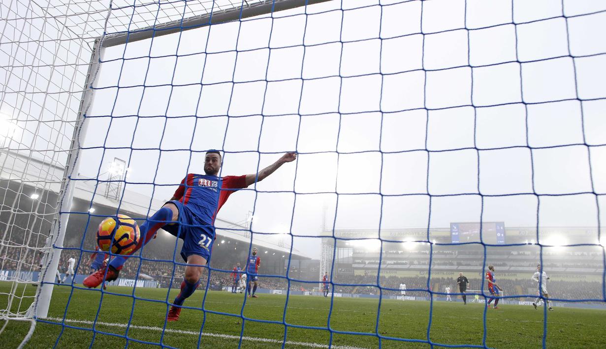 Pemain Crystal Palace, Damien Delaney  gagal membuang bola yang masuk ke gawangnya saat melawan Chelsea pada lanjutan Premier Leagu di Selhurst Park, (17/12/2016). Chelsea menang 1-0. (AFP/Adrian Dennis)  
