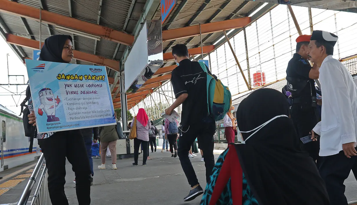 Petugas  mesosialisasikan pencegahan virus  corona yang digelar PT KAI Daop 1 melalui Rail Clinic  di stasiun kereta Depok, Jumat (6/3/2020). PT KAI Daop 1 melakukan kegiatan  sosialisasi mengenai penyebaran virus corona dengan menghadirkan kereta kesehatan Rail Clinic.(Liputan6.com/Herman Zakharia)