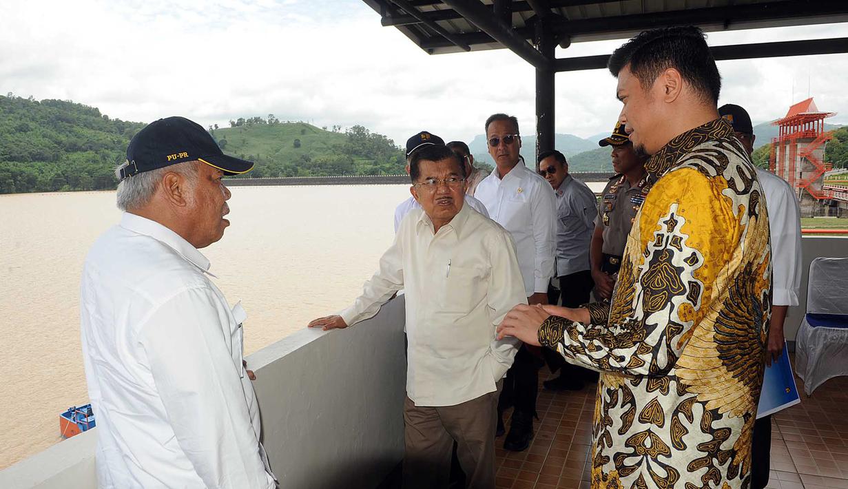 Wapres Jusuf Kalla (JK) saat meninjau Bendungan Bili-Bili usai banjir menerjang Gowa, Sulawesi Selatan, Minggu (27/1). JK didampingi Menteri PUPR Basuki Hadimuljono dan Mensos Agus Gumiwang. (Liputan6.com/Pool/Media Wapres)