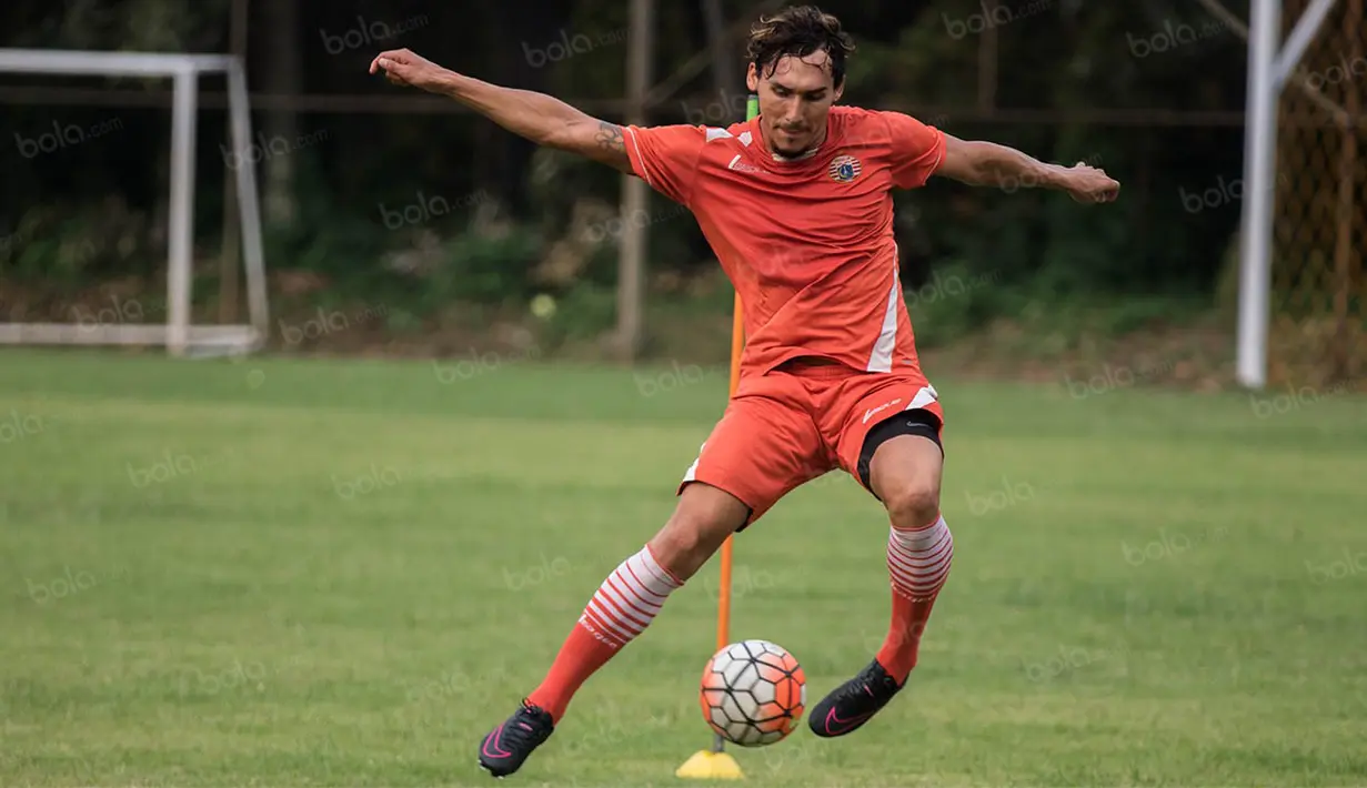 4. Victor Miguel Coto, penyerang berdarah Italia-Costa Rika ini sempat berkarier di Persijap pada tahun 2013. Selain posisi striker, pesepak bola 25 tahun ini juga bisa bermain sebagai gelandang sayap kiri. (Bola.com/Vitalis Yogi Trisna)