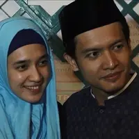 Melihat sang istri tampil menggunakan hijab, Dimas Seto pun angkat bicara. Menurutnya, selain Dhini Aminarti menjadi lebih cantik, pilihan Dhini ini mempermudah Dimas dalam hal mengarahkan sang istri.