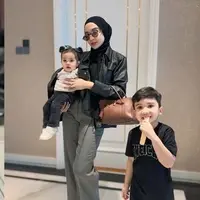 Gaya hijab Zaskia Sungkar saat mom time bareng anak. (credit: instagram.com/zaskiasungkar15)