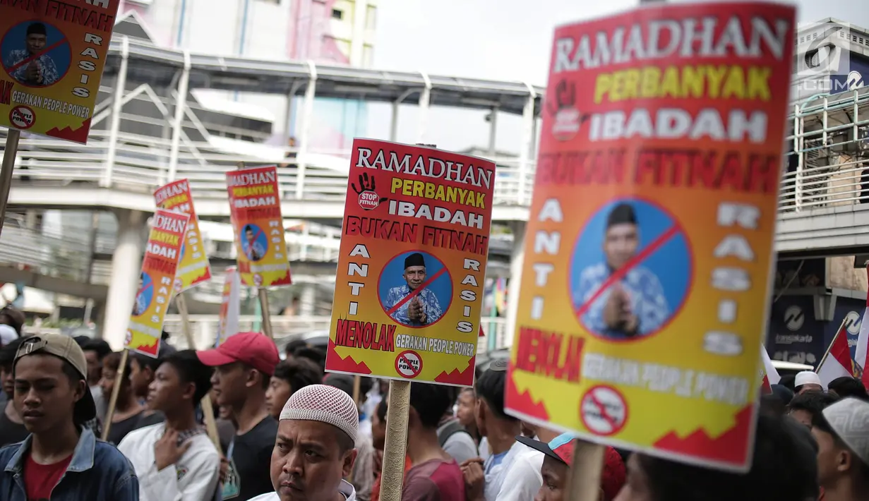 Massa yang tergabung dalam aliansi mahasiswa dan pemuda relawan cinta NKRI menggelar aksi unjuk rasa di depan Gedung Bawaslu, Jakarta, Jumat (17/5). Dalam aksinya mereka menolak Gerakan People Power karena syarat dengan kepentingan politik inkonstitusional. (Liputan6.com/Faizal Fanani)