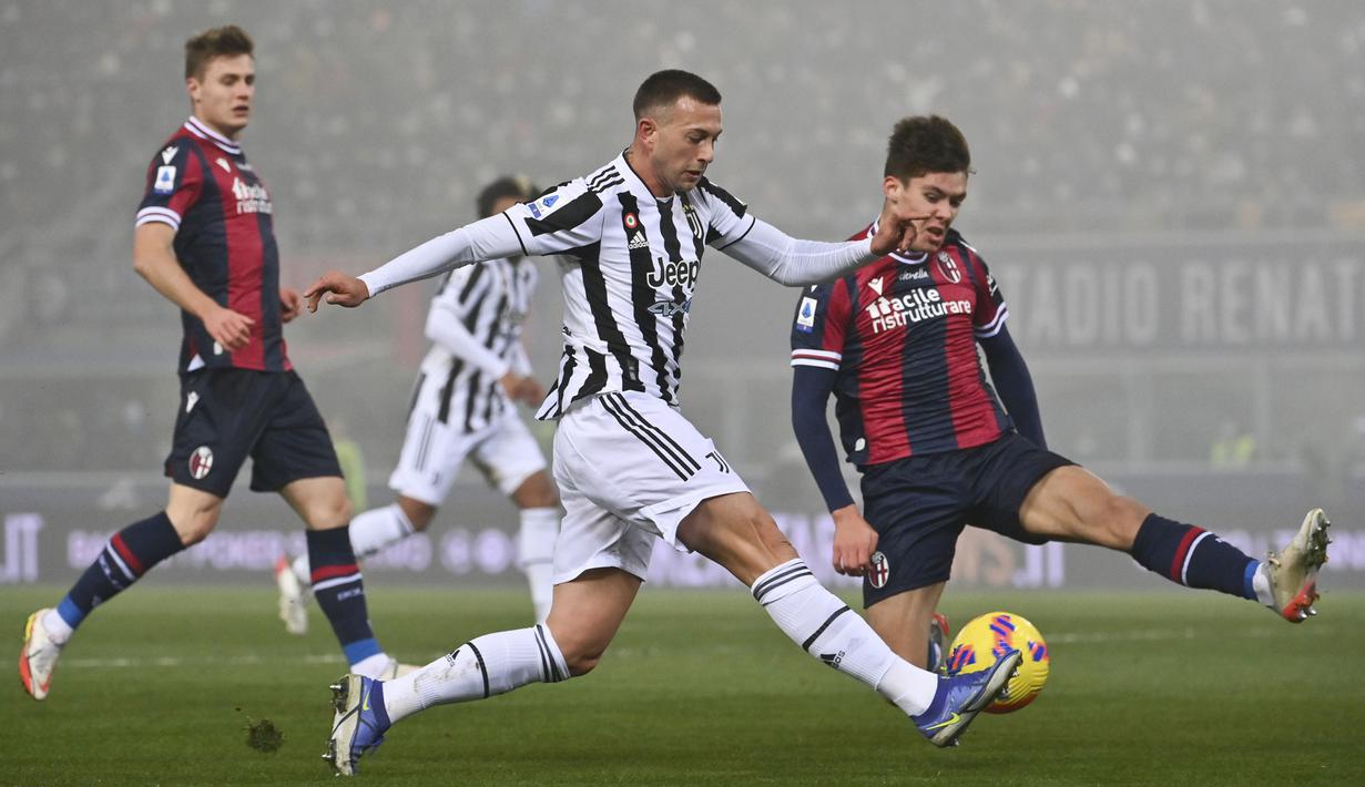 Tampil sebagai sayap kanan, Bernardeschi berhasil membuat permainan mengalir dengan baik. Ia bahkan sesekali juga mengisi pos sayap kiri Bianconeri. (LaPresse via AP/Fabio Ferrari)