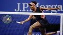 Petenis unggulan, Venus Williams menahan pukulan dari petenis muda AS, Sloane Stephens pada babak semifinal  AS Terbuka 2017 di New York, Kamis (7/9). Venus gagal melaju ke final setelah kalah  melalui tiga set 1-6, 6-0, 5-7.  (AP Photo/Seth Wenig)
