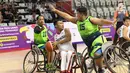 Pebasket difable Indonesia, Gusti Putu P Adriyana berebut bola dengan M Hafiz Ramli (Malaysia) pada laga Indonesia Para Games Invitational Tournament 2018 di Hall A Senayan, Jakarta, Minggu (1/7). Indonesia unggul 54-53. (Liputan6.com/Helmi Fithriansyah)