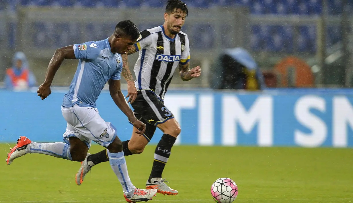 Striker Lazio, Balde Diao Keita, berusaha melewati gelandang Udinese, Panagiotis Kone pada laga lanjutan Serie A di Stadion Olympic, Roma (13/09/2015). Keita menjadi pemain yang diperebutkan AC Milan dan Juventus. (AFP/Andreas Solaro)