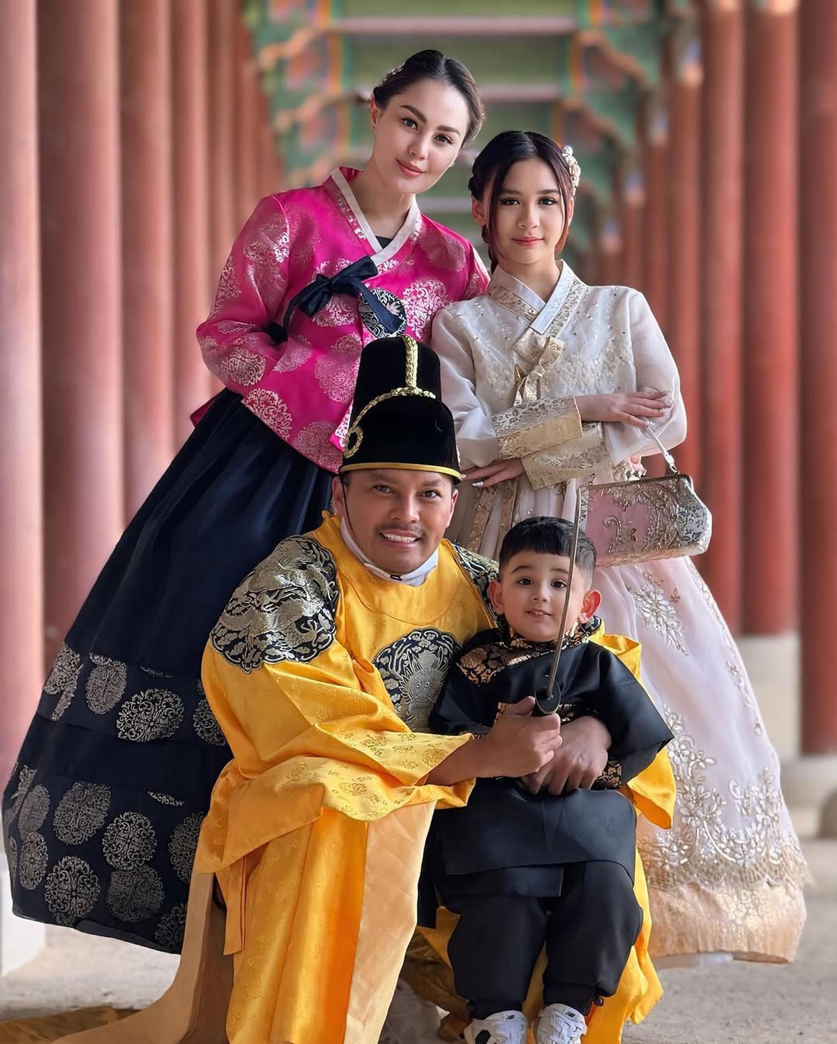 Potret Jennifer Dunn dan Keluarga Pakai Hanbok saat Nikmati Momen di Istana Gyeongbok