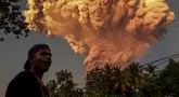 Seorang penduduk desa menyaksikan letusan Gunung Lewotobi Laki-Laki yang terlihat dari desa Talibura di Sikka, Nusa Tenggara Timur, pada 17 Juni 2025. (Foto oleh AFP)