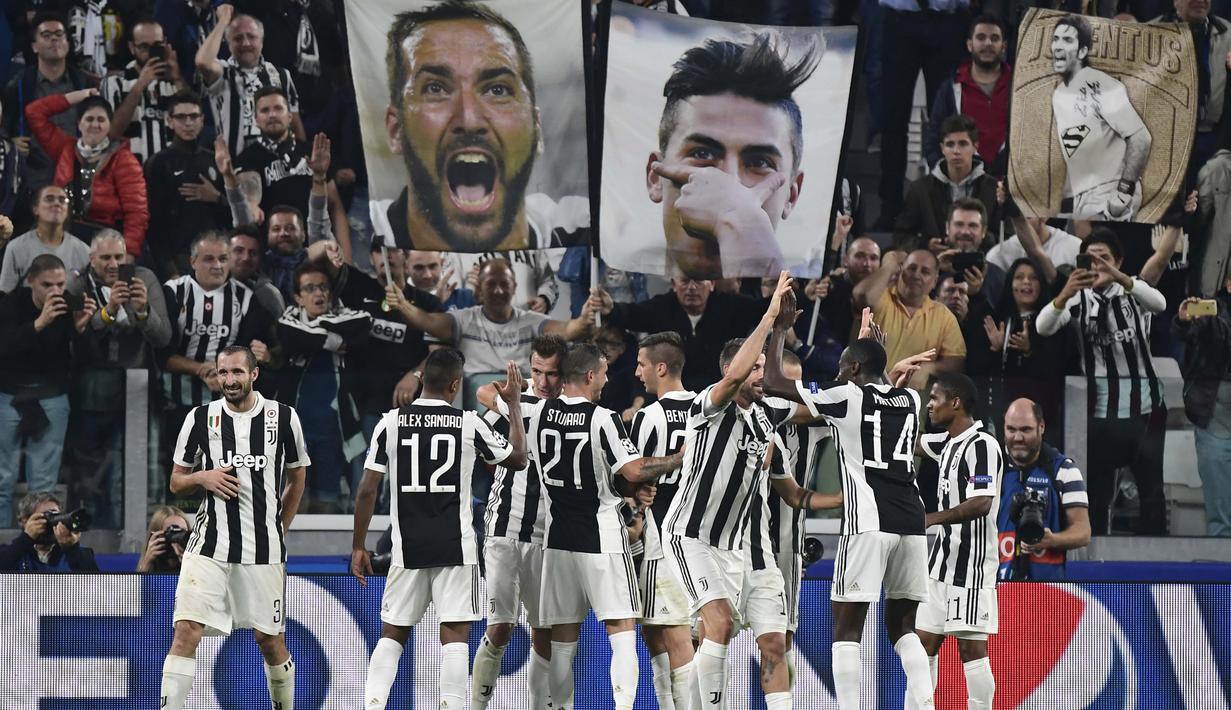 Para pemain Juventus merayakan gol Mario Mandzukic bersama suporter pada laga grup D Liga Champions di Allianz stadium, Turin, (27/9/2017). Juventus menang 2-0. (AFP/Miguel Medina)
