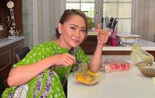 Potret Santai Inul Daratista Makan Sambil Duduk Nangkring Kayak di Warkop: Sama Suami, Bahaya!
