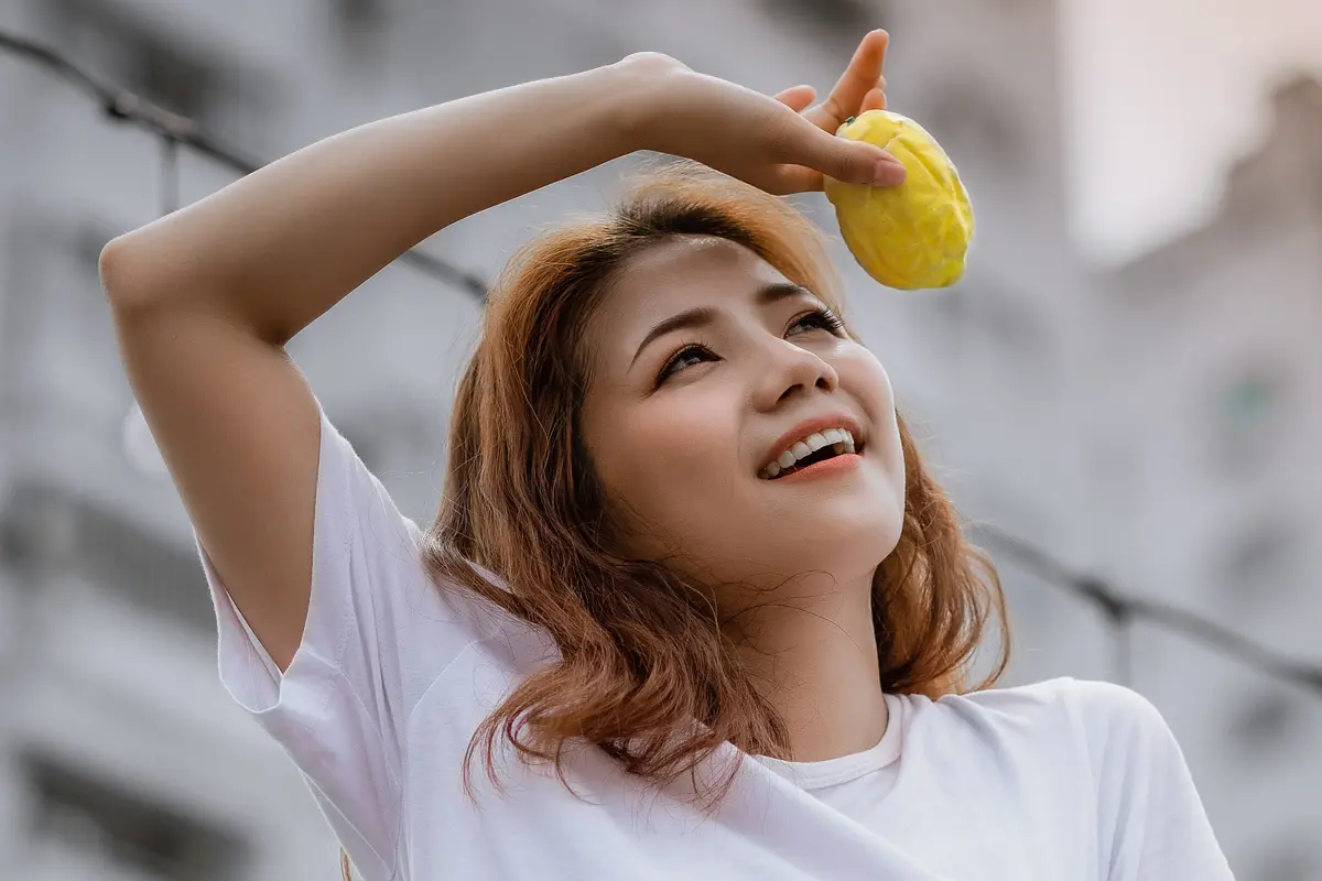 perempuan tersenyum