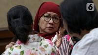 Terdakwa kasus dugaan korupsi pengadaan gas alam cair atau Liquefied Natural Gas (LNG), Galaila Karen Kardinah atau Karen Agustiawan sesaat sebelum mengikuti sidang pembacaan putusan di Pengadilan Tindak Pidana Korupsi (Tipikor) Jakarta, Senin (24/6/2024). (Liputan6.com/Herman Zakharia)