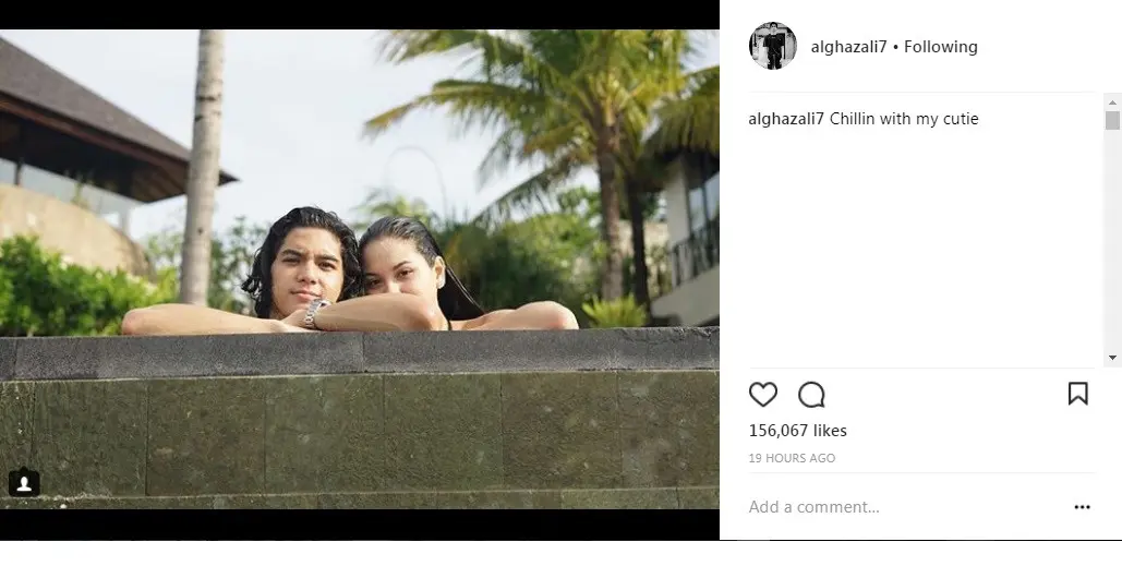 Al Ghazali bermesraan di kolam renang bareng kekasih (Foto: Instagram)